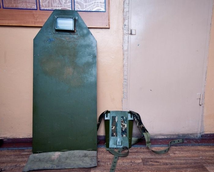 Khiên chống đạn “Zabor” có trọng lượng nặng 50 kg bao gồm 2 phần giá và khiên chính.